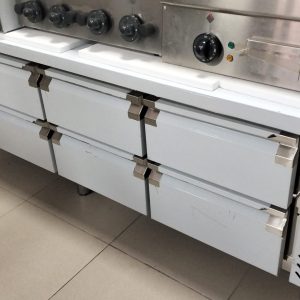 MESA REFRIGERADA CON 8 CAJONES ALTURA 65 CM