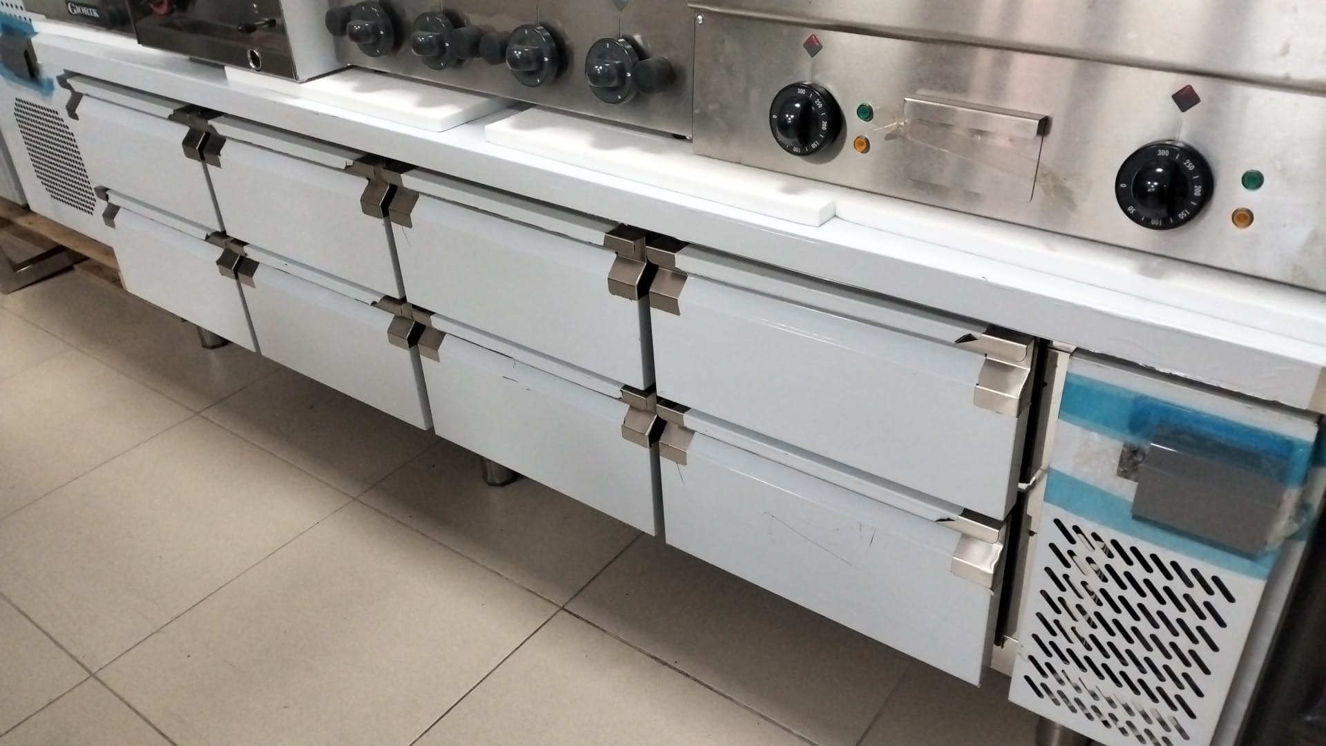 MESA REFRIGERADA CON 8 CAJONES ALTURA 65 CM